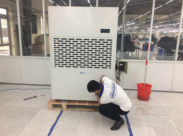 Kỹ thuật hãng FujiE hỗ trợ lắp đặt máy hút ẩm công nghiệp  tại Sumitex Việt Nam