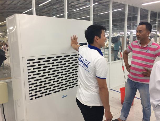 Kỹ thuật hãng FujiE hỗ trợ lắp đặt máy hút ẩm công nghiệp  tại Sumitex Việt Nam
