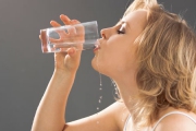 Những thói quen uống nước gây ảnh hưởng tới sức khỏe bạn cần tránh
